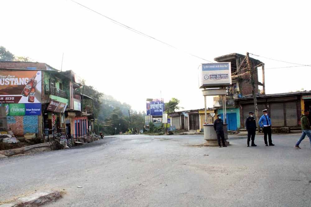 बन्दले सुनसान देखिएको सडक ।